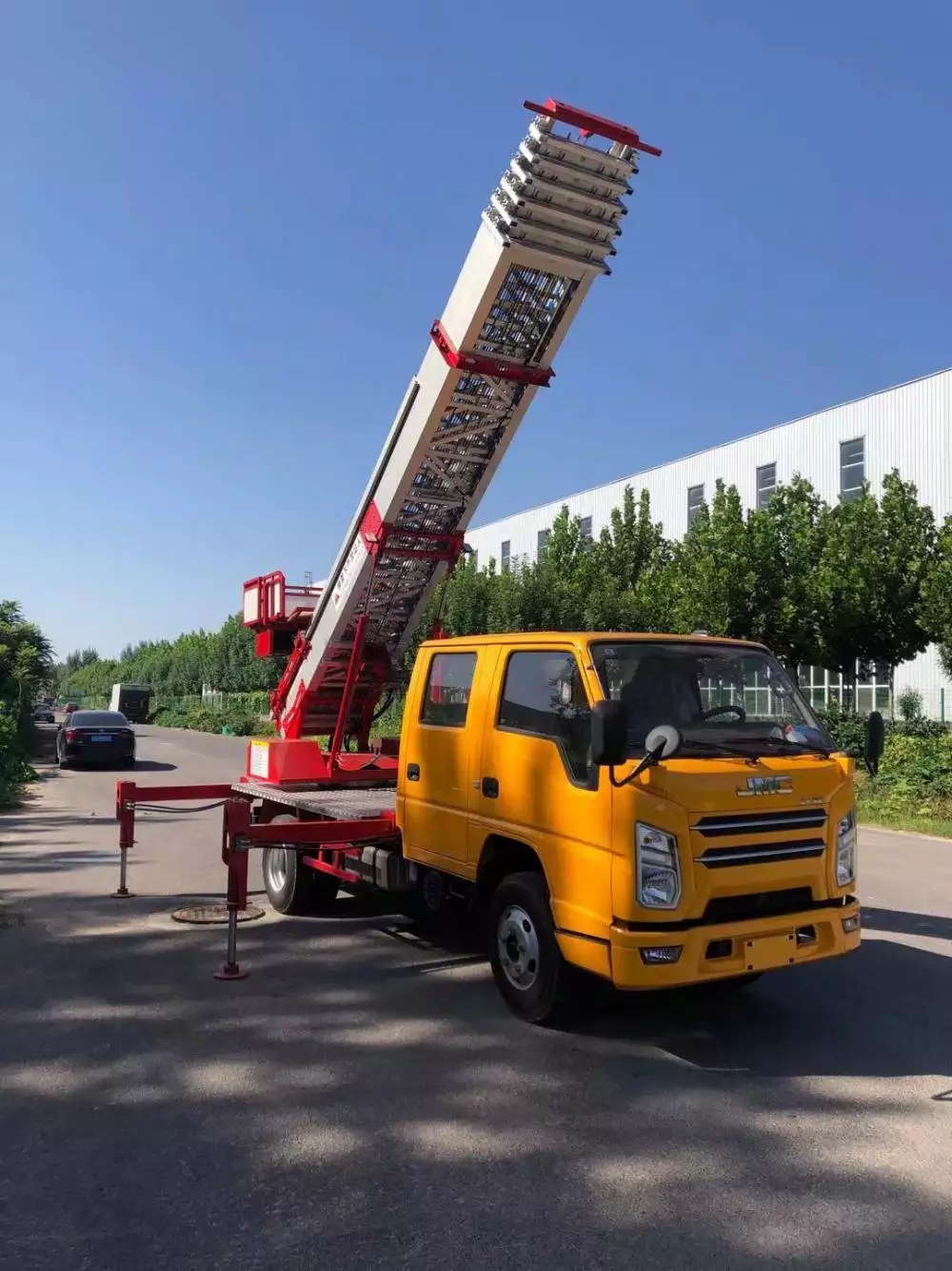 白茅湖农场附近的云梯车出租服务：轻松解决高空作业需求