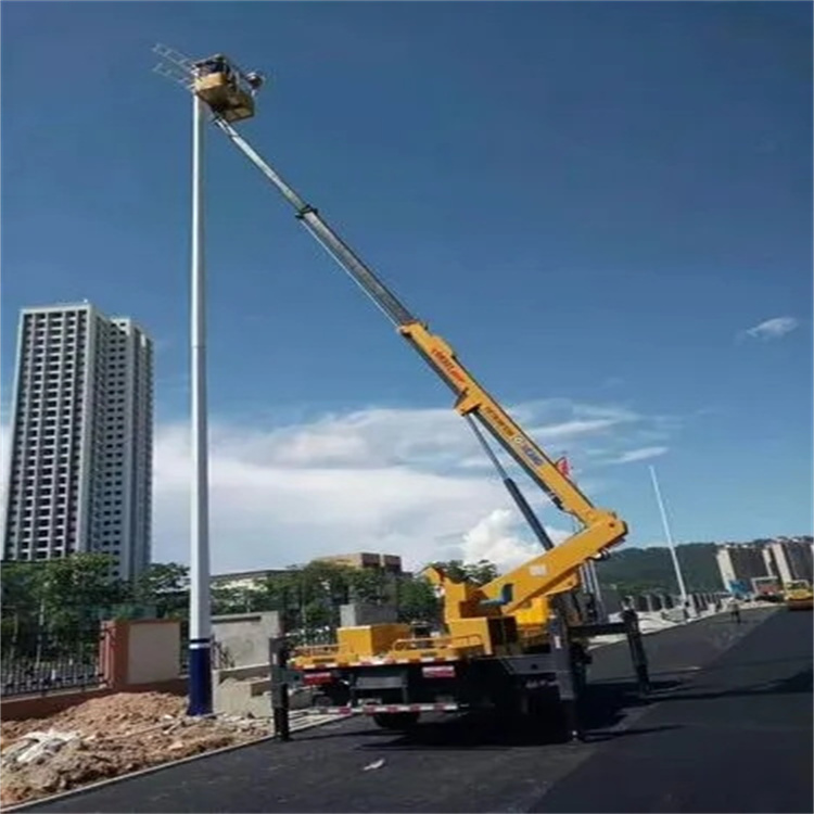 白茅湖农场维修路灯的曲臂升降车出租