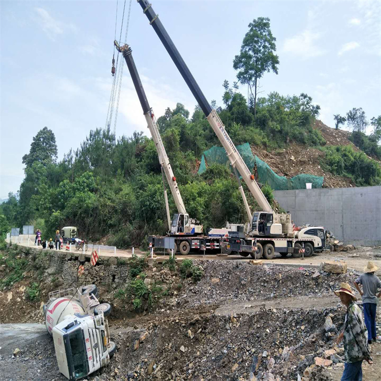 白茅湖农场汽车掉沟里叫吊车救援要多少钱